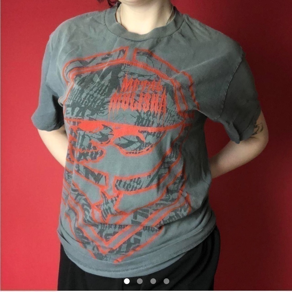 Grey and red metal mulisha tee ♥️🤍